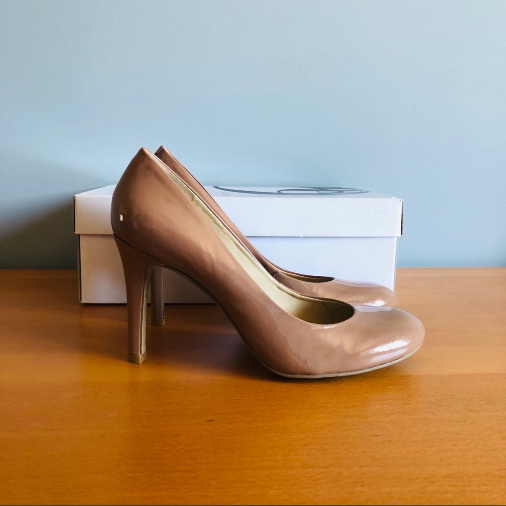 Classic nude pumps
